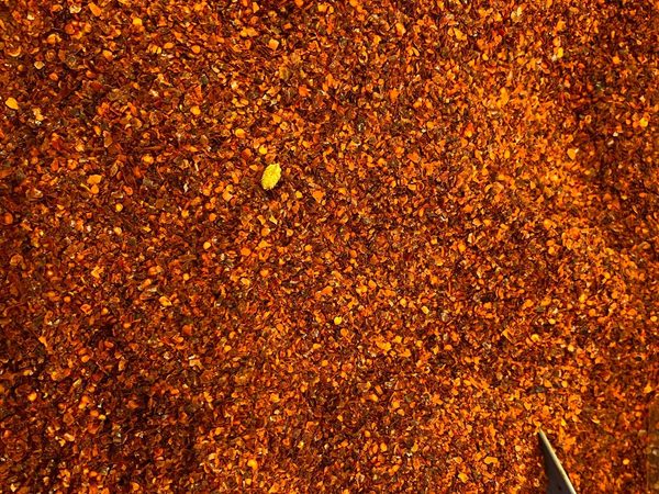 Screened flakes, fines removed